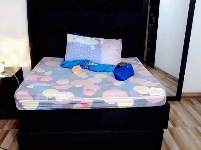 Live sex webcam photo for KiaraJey01 #275494523