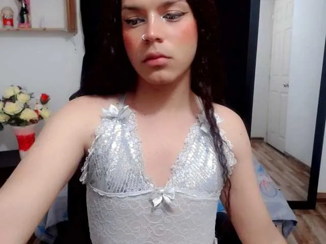 Live sex webcam photo for KiaraJey01 #275700393