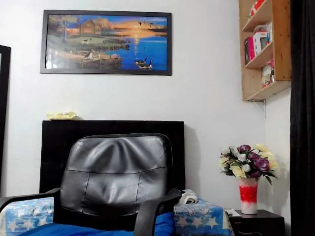 Live sex webcam photo for KiaraJey01 #276116101