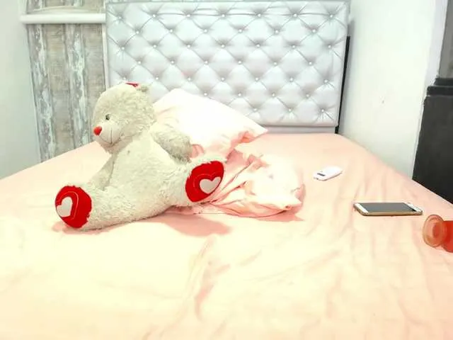 Live sex webcam photo for KiaraKaneel #271902623