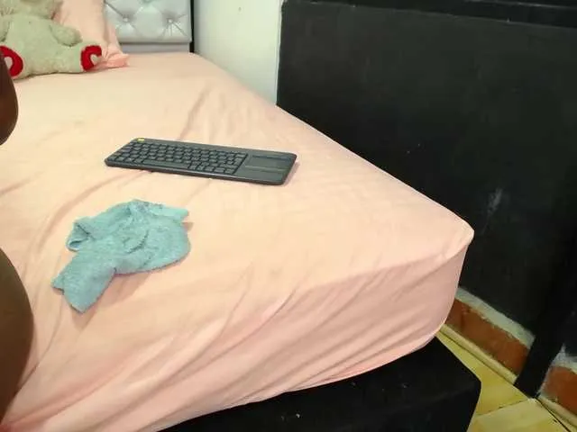 Live sex webcam photo for KiaraKaneel #271915054