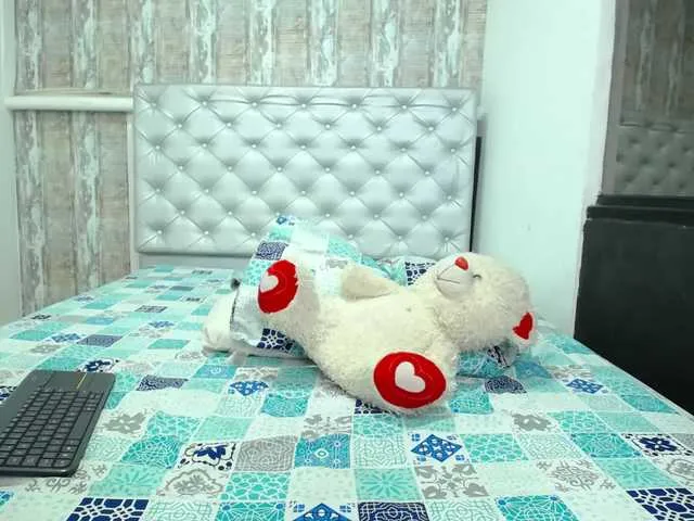 Live sex webcam photo for KiaraKaneel #272323437