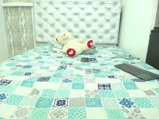 Live sex webcam photo for KiaraKaneel #272393473