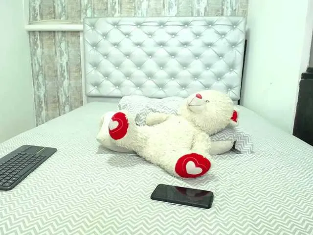 Live sex webcam photo for KiaraKaneel #272417189