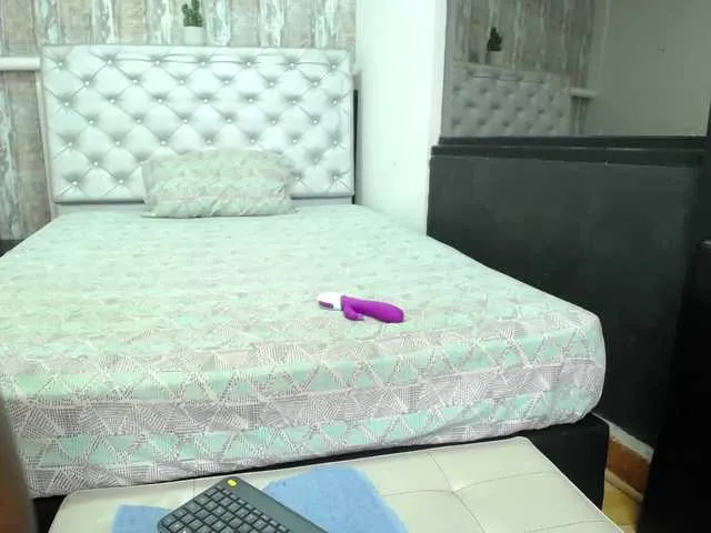 Live sex webcam photo for KiaraKaneel #273320974