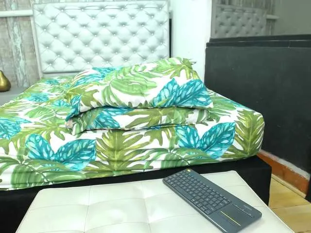 Live sex webcam photo for KiaraKaneel #274038258