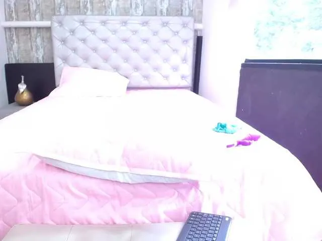 Live sex webcam photo for KiaraKaneel #274496093