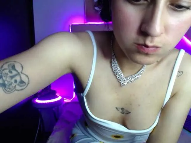 Live sex webcam photo for Kiary1 #276854480