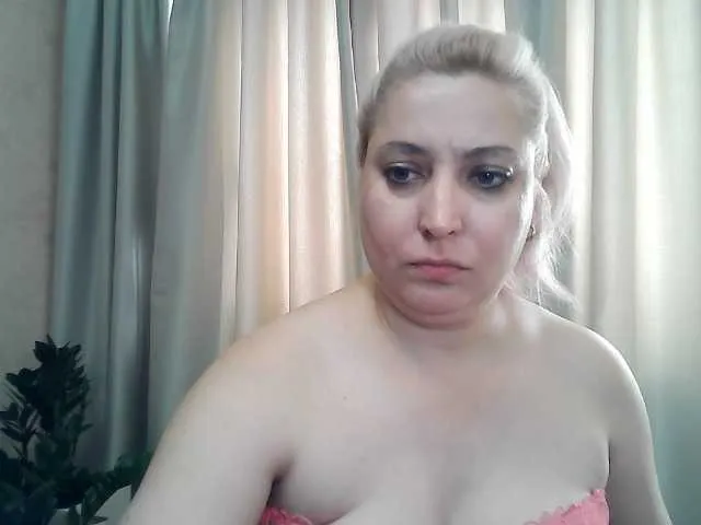 Live sex webcam photo for KickaIricka #290027563