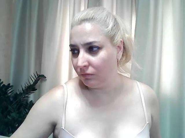 Live sex webcam photo for KickaIricka #291639946