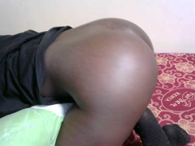 Live sex webcam photo for Kigali111 #289443457