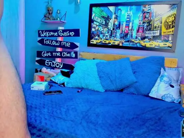 Live sex webcam photo for KikiandMax #274079451