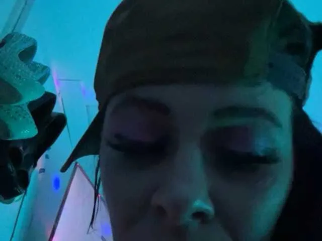 Live sex webcam photo for KikitheBae #277412625