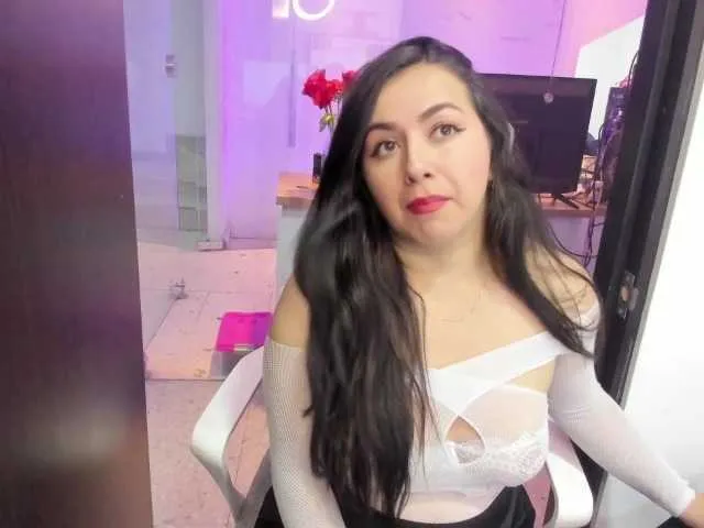 Live sex webcam photo for KimKaliifa #291603957