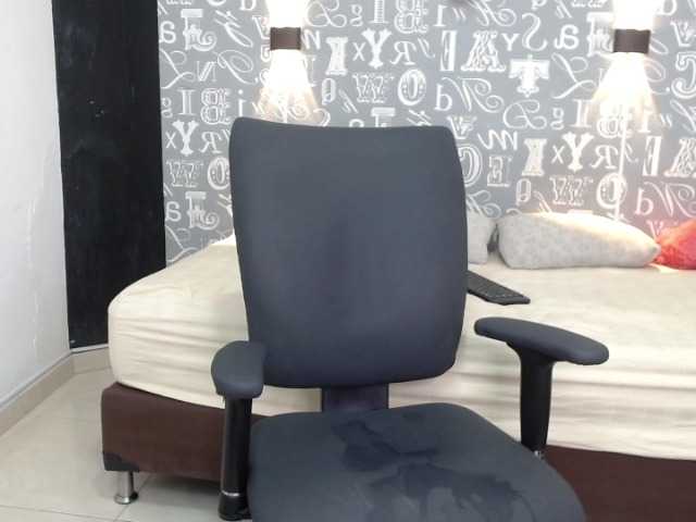 Live sex webcam photo for KimLouis #276973047