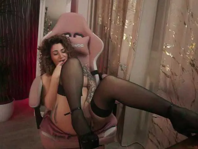 Live sex webcam photo for KimSkyex #290863682