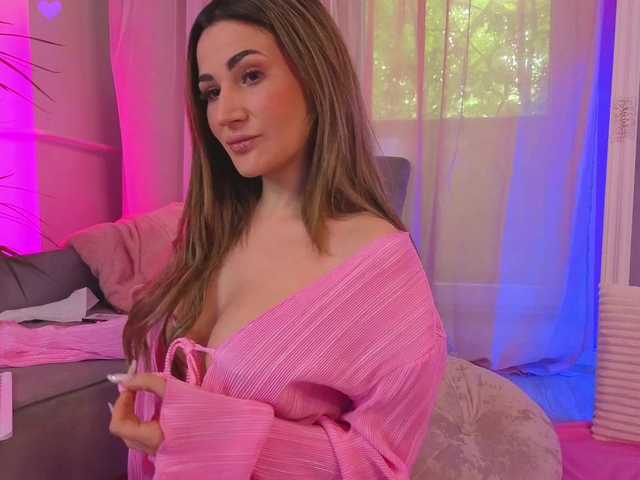 Live sex webcam photo for KimSkyex #291104779