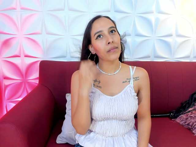 Live sex webcam photo for KimmyMars #275936979