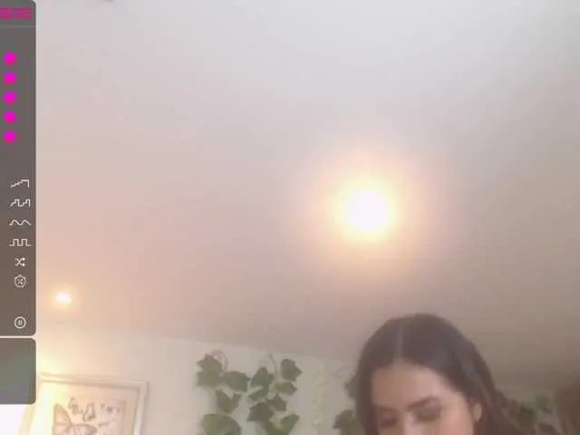 Live sex webcam photo for KimmyTails #273900904
