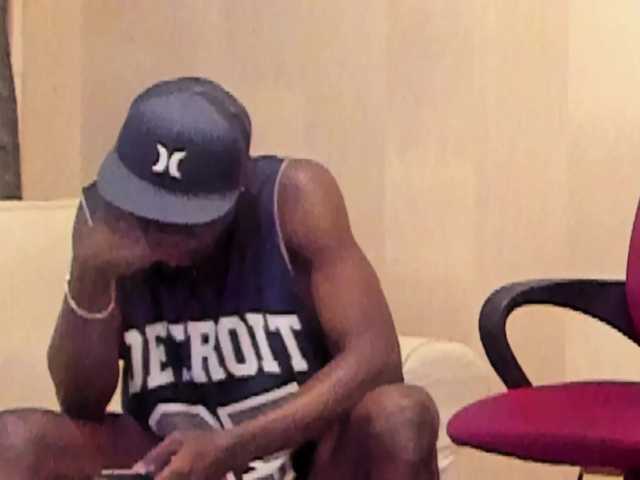 Live sex webcam photo for KingLongman #273257851