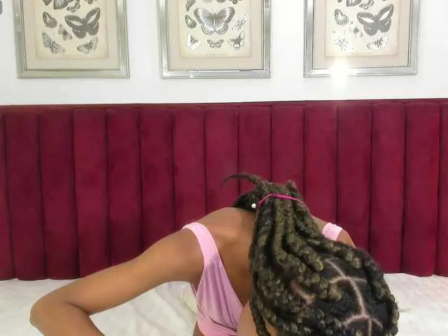 Live sex webcam photo for KinkyCutie #291228352