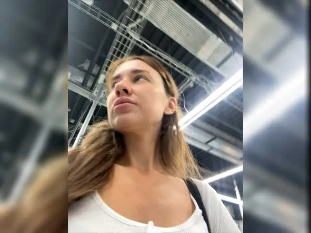 Live sex webcam photo for KirLove1 #275516111