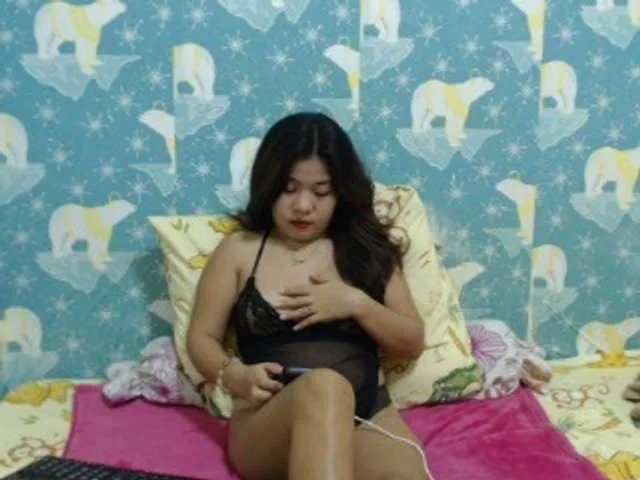 Live sex webcam photo for Kira-Rosse201 #290402443