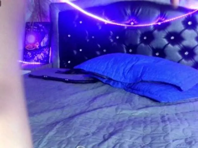 Live sex webcam photo for Kira-Smile #275588022