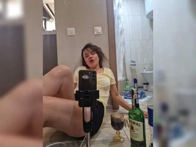 Live sex webcam photo for Kira183 #293830643