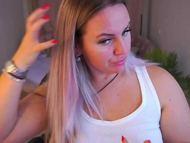 Live sex webcam photo for KiraCandyS #292366117