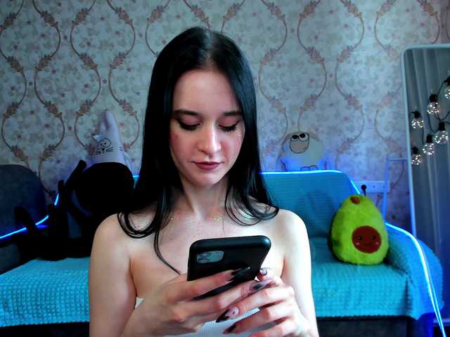 Live sex webcam photo for KiraLiLime #287990379