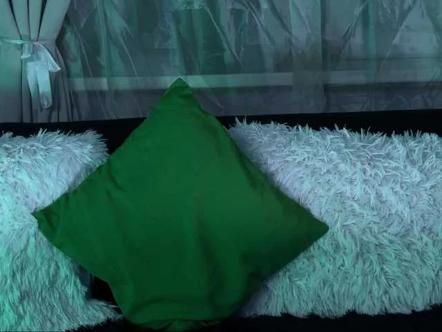 Live sex webcam photo for KiraLiLime #290953298