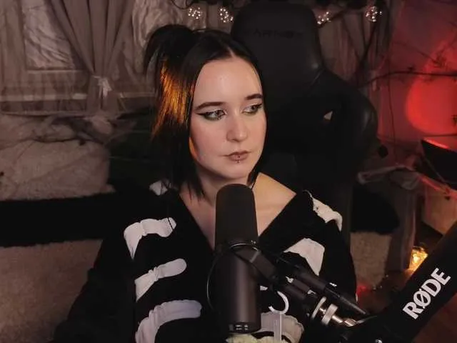 Live sex webcam photo for KiraLiLime #292193128