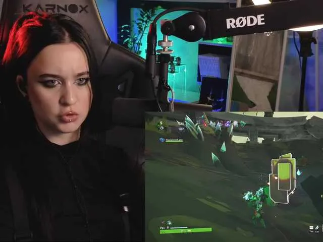 Live sex webcam photo for KiraLiLime #292371446