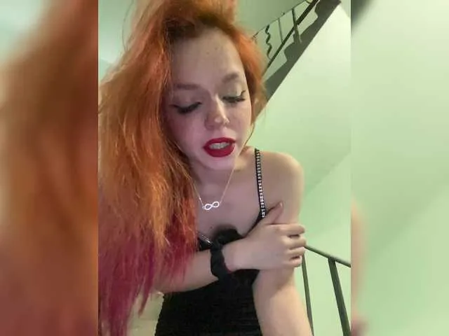 Live sex webcam photo for KiraSaud69 #291396343