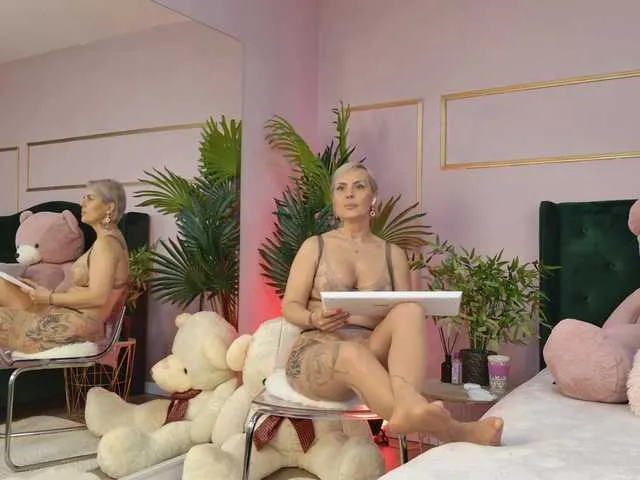 Live sex webcam photo for KirraWhite #293354692