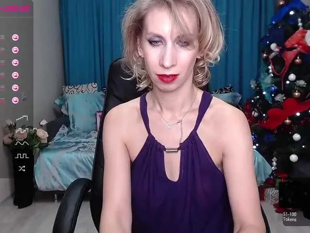 Live sex webcam photo for KirstenDesire #271926808