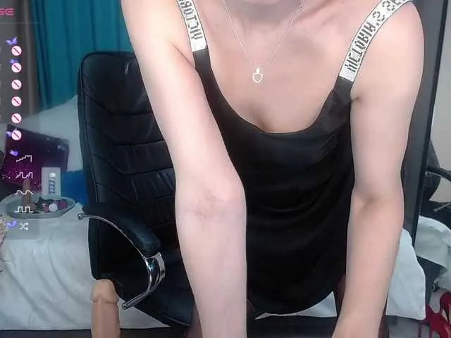 Live sex webcam photo for KirstenDesire #276424193