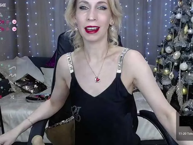 Live sex webcam photo for KirstenDesire #276986238