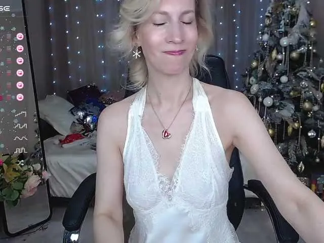 Live sex webcam photo for KirstenDesire #277015466