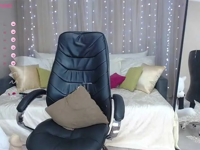 Live sex webcam photo for KirstenDesire #277810682