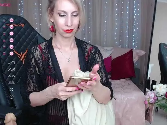 Live sex webcam photo for KirstenDesire #278116776