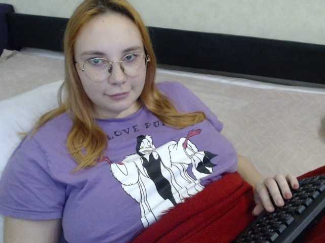 Live sex webcam photo for KirstenRed #271875361