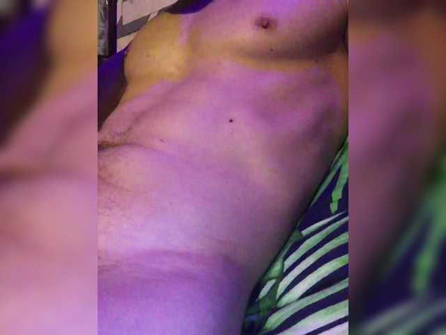 Live sex webcam photo for Klngs333 #290348765