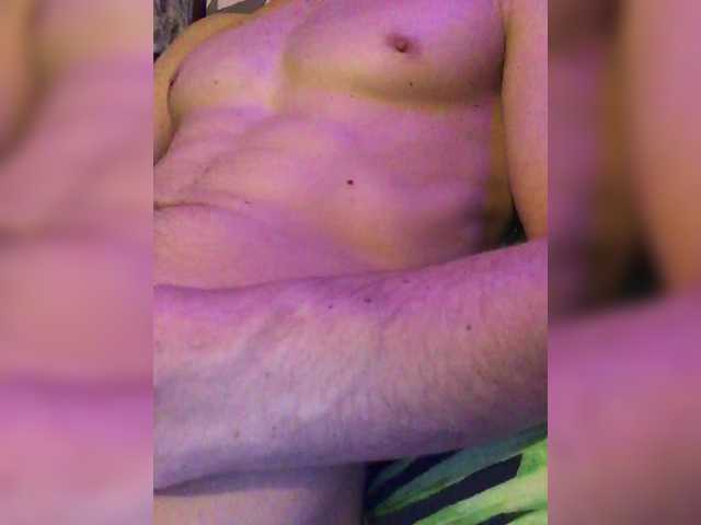 Live sex webcam photo for Klngs333 #290468014