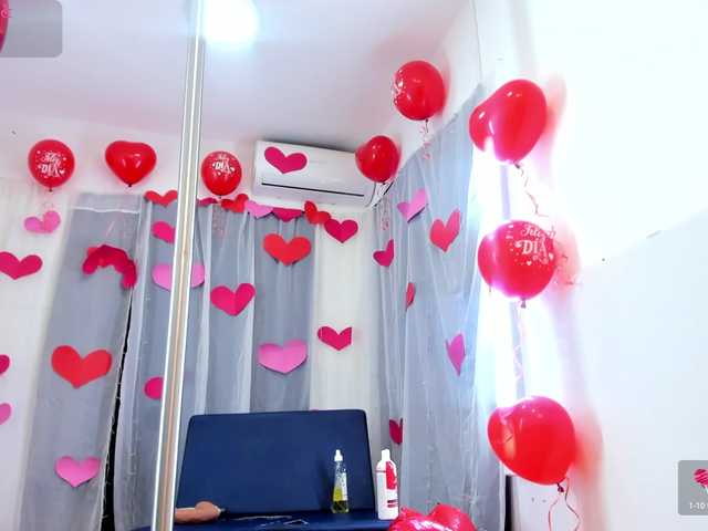 Live sex webcam photo for Kloee11 #290460429