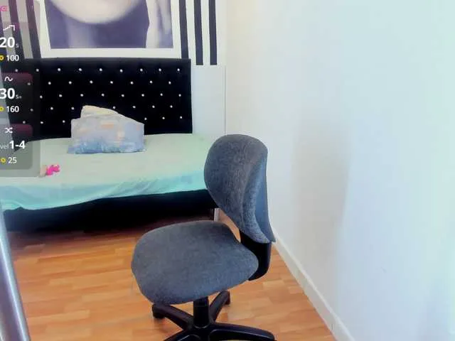 Live sex webcam photo for Kloee11 #291022945