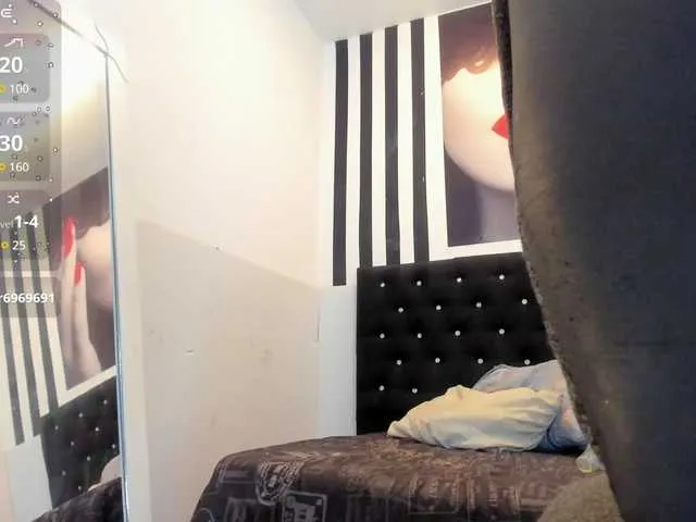 Live sex webcam photo for Kloee11 #291308556