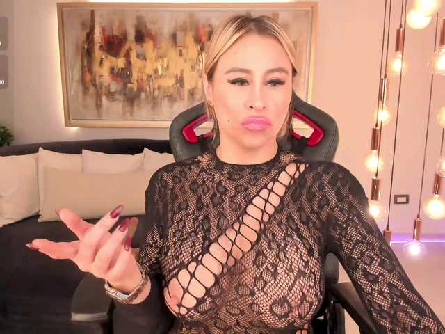 Live sex webcam photo for KylieeCooper #290953015