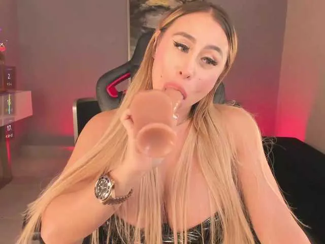 Live sex webcam photo for KylieeCooper #291650247